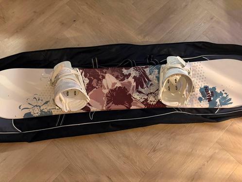 Snowboard 149 cm + bindingen & hoes, Sport en Fitness, Snowboarden, Zo goed als nieuw, Board, Ophalen