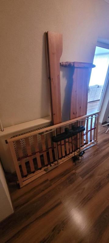 massief houten bed, 160x200 en lattenbodems + onderstel