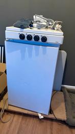 Gratis af te halen: kleine koelkast en gasfornuis, Ophalen, Gebruikt, Minder dan 85 cm, 4 kookzones