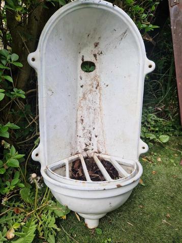 Geëmailleerde Franse gietijzeren hoek fontein (brocante) beschikbaar voor biedingen