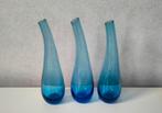 3 Blauwe vaasjes handgemaakt 24-25 cm hoog, Blauw, Ophalen of Verzenden, Minder dan 50 cm, Glas