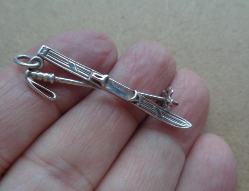 zilveren vintage bedel ski met stok [544], Sieraden, Tassen en Uiterlijk, Bedels, Zo goed als nieuw, Overige merken, Zilver, 1 bedel