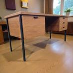 Vintage houten bureau met zwart stalen frame, Antiek en Kunst, Ophalen, Rechthoekig, Minder dan 50 cm