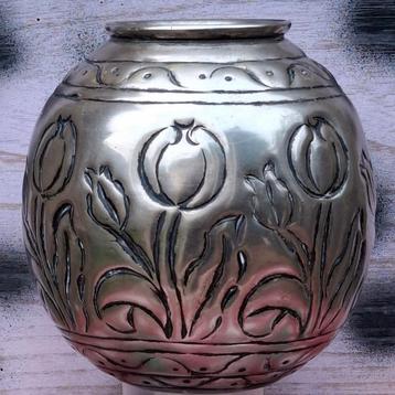 Vaas. Oosterse vaas, metaal.  Floraal geornamenteerd.  16 cm beschikbaar voor biedingen