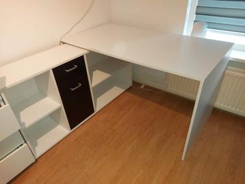 Hoekbureau wit 140 x 136 cm beschikbaar voor biedingen