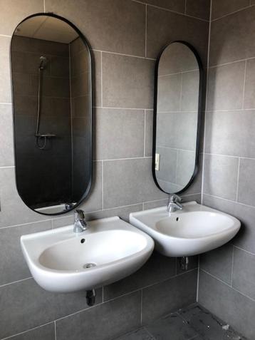 2 wastafels 60 cm met Grohe kranen en 2 ovale spiegels 60cm beschikbaar voor biedingen
