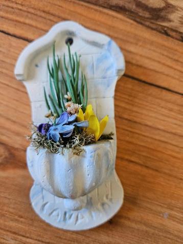 Klein beeldje met droogbloemstukje om op te hangen beschikbaar voor biedingen