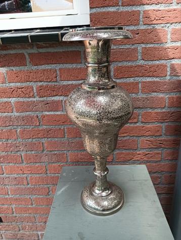 Antieke Zilverkleurige Vaas met Gedetailleerde Versieringen beschikbaar voor biedingen