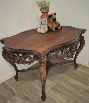 Antieke salontafel met prachtig houtsnijwerk beschikbaar voor biedingen