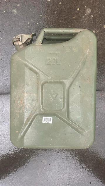 Te koop aangeboden IJzeren jerrycan beschikbaar voor biedingen
