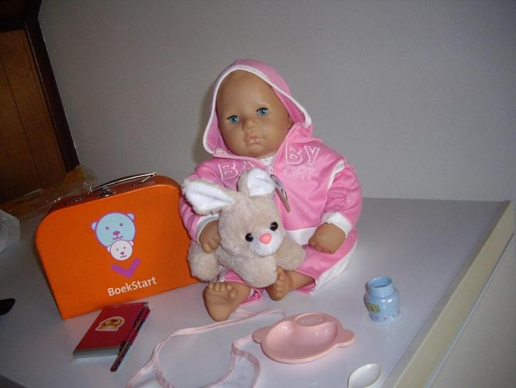 baby chou chou 48 cm met koffertje, Kinderen en Baby's, Speelgoed | Poppen, Zo goed als nieuw, Babypop, Ophalen of Verzenden