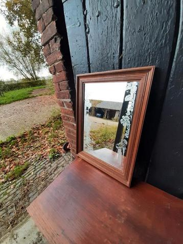 Vintage spiegel beschikbaar voor biedingen