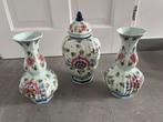 3 delig Delfts kaststel met polychroom bloemen gedecoreerd., Antiek en Kunst, Antiek | Vazen, Ophalen