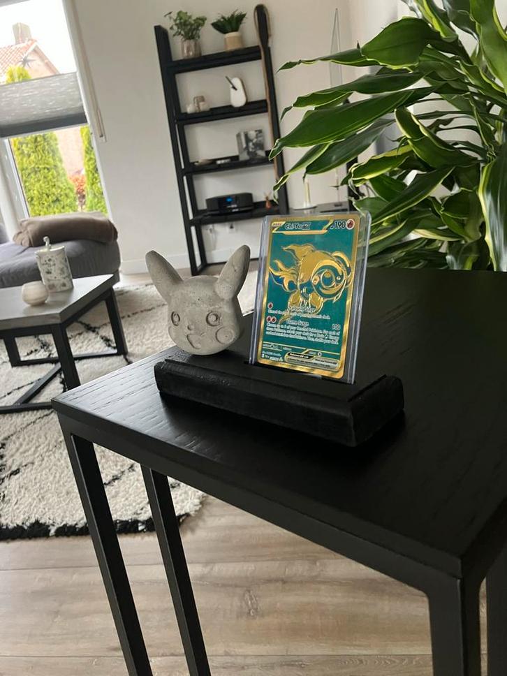 Pikachu Kaarthouder/Fotohouder - Handgemaakt Beton & Hout, Hobby en Vrije tijd, Verzamelkaartspellen | Pokémon, Nieuw, Overige typen