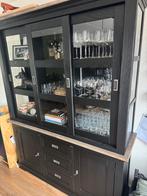 Zwarte buffetkast met glazen schuifdeuren, Huis en Inrichting, Ophalen, Gebruikt, 100 tot 150 cm, Met lade(s)