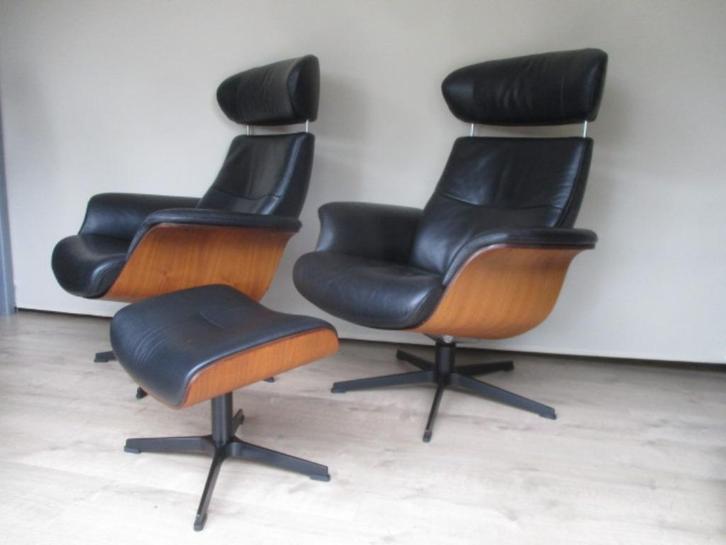 NIEUWSTAAT set Conform Time out zwart leer / noten + hocker, Huis en Inrichting, Fauteuils, Zo goed als nieuw, Hout, Leer, Metaal