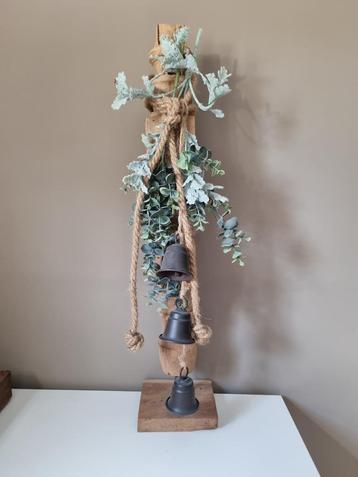 Houten baluster met belletjes beschikbaar voor biedingen