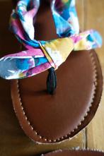 nieuw - fleurige teen slippers - maat 40 - leren binnenzool, Slippers, Overige kleuren, Nieuw, Ophalen of Verzenden