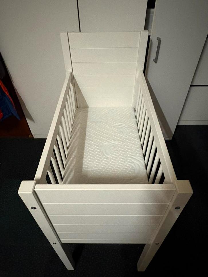 Witte wieg met lattenbodem en tencel matras, Kinderen en Baby's, Babywiegjes en Ledikanten, Zo goed als nieuw, Wieg, Ophalen