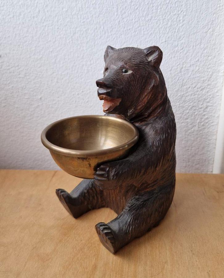 Antiek houten beer met messing schaal uit Zwarte Woud, Antiek en Kunst, Kunst | Beelden en Houtsnijwerken, Ophalen of Verzenden