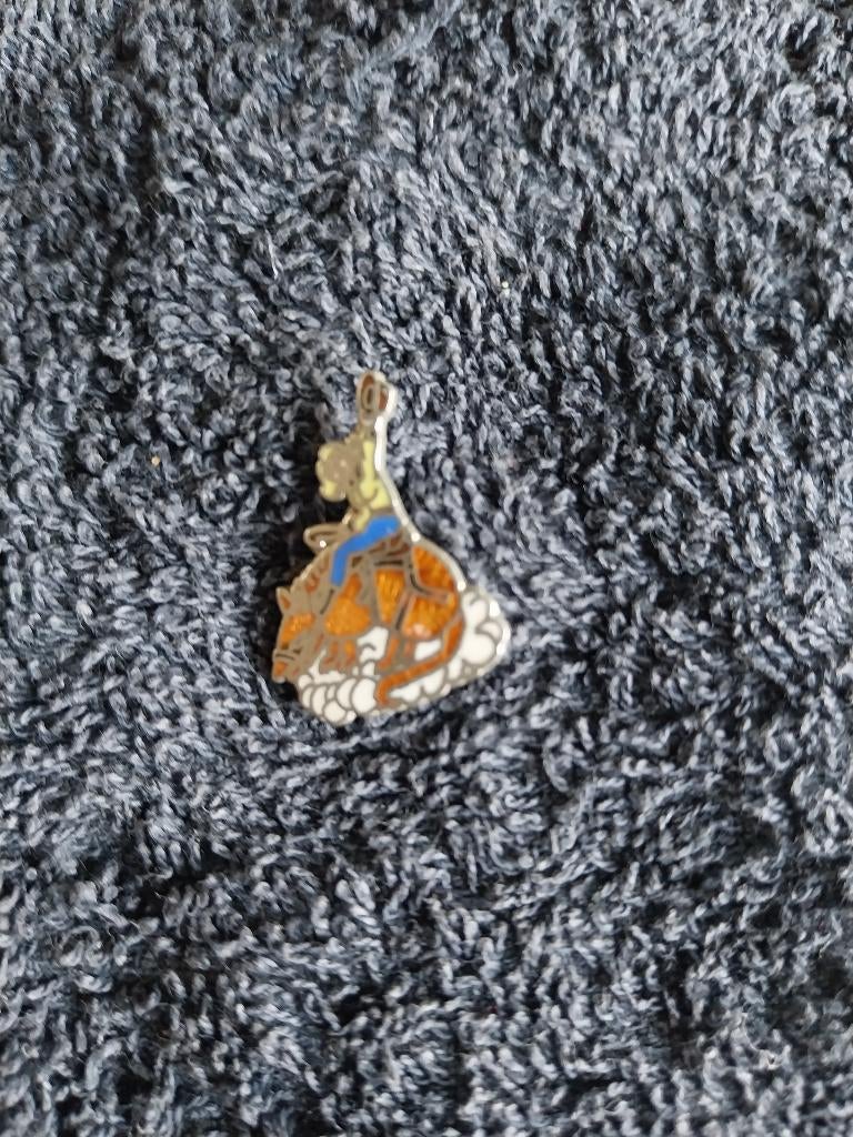 Hoedspeld western pin rodeo cowboy op paard NIEUW, Verzamelen, Speldjes, Pins en Buttons, Ophalen of Verzenden, Nieuw, Figuurtje