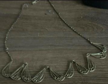 Aparte maar mooie ketting beschikbaar voor biedingen