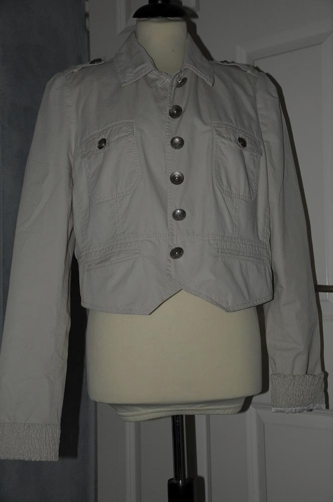 Kort beige jasje met schoudervulling, maat 40, ZGAN!, Kleding | Dames, Jasjes, Kostuums en Pakken, Zo goed als nieuw, Jasje, Maat 38/40 (M)