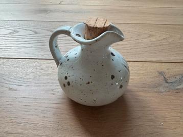 Aardewerk kannetje met kurk beschikbaar voor biedingen