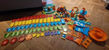 Grote verzameling Vtech Toet Toet met 12 auto’s in opbergbox beschikbaar voor biedingen