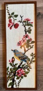 Vintage ingelijst borduurwerk vogel op tak met bloemen, Huis en Inrichting, Minder dan 50 cm, 50 tot 75 cm, Ophalen of Verzenden