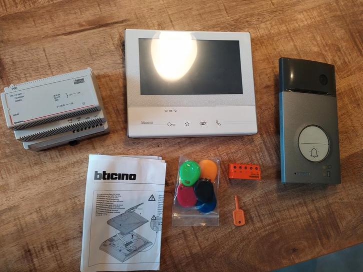 Bticino Classe 300 deurintercom met video  bedraad, Huis en Inrichting, Deurbellen, Zo goed als nieuw, Bedraad, Ingebouwde camera