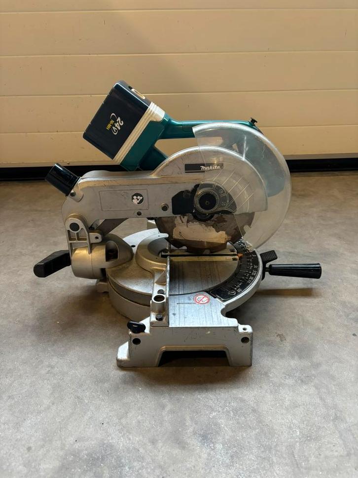 Makita afkort/verstek zaag 24V incl accu BLS820, Doe-het-zelf en Verbouw, Gereedschap | Zaagmachines, Gebruikt, Afkortzaag, Ophalen of Verzenden