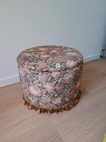 Vintage gebloemde poef opbergbox hocker voetenbankje  beschikbaar voor biedingen