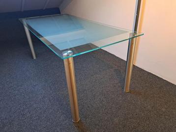 Strakke glazen tafel met metalen poten – stijlvol design beschikbaar voor biedingen