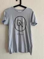 Lichtblauw T-shirt met logo van Distrikt Nørrebro, maat S, Kleding | Heren, T-shirts, Ophalen of Verzenden, Zo goed als nieuw