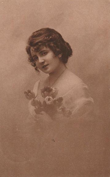 MEISJE JURK UIT 1921 ZEER MOOIE OUDE KAART KJ361 beschikbaar voor biedingen