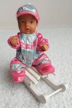 Mini baby born world popje op slee in originele kleding., Kinderen en Baby's, Speelgoed | Poppen, Overige typen, Ophalen of Verzenden