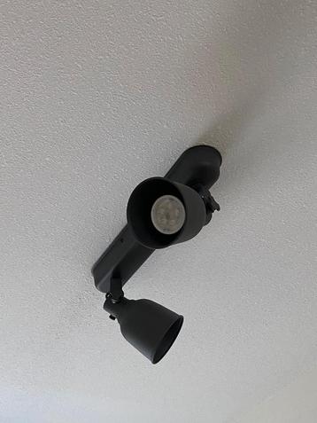 Zwarte plafondlamp met 2 lampen beschikbaar voor biedingen