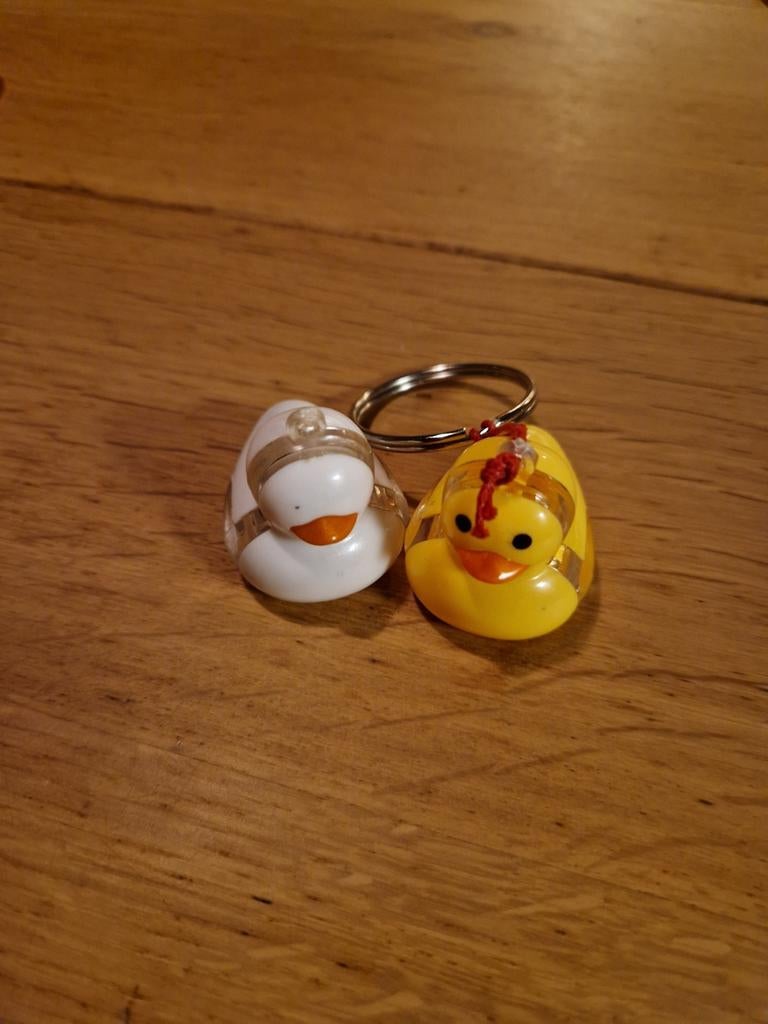 BADEENDJES SLEUTELHANGERS MET LICHT 2x, Verzamelen, Ophalen of Verzenden