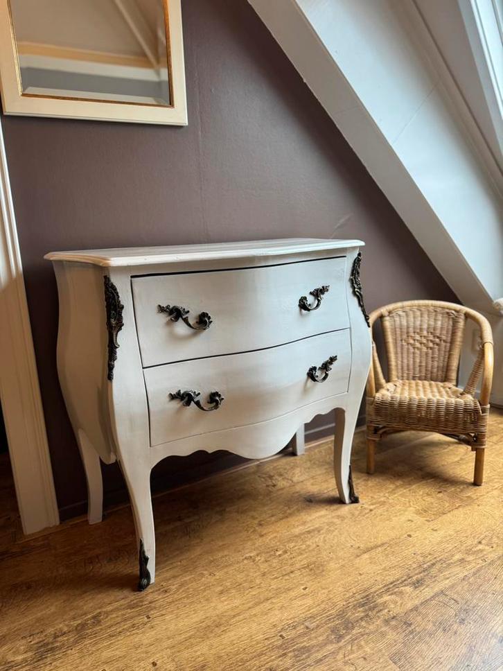 Buikkastje, cremewit met koperkleurig sierbeslag, Huis en Inrichting, Kasten | Ladekasten, Gebruikt, Minder dan 100 cm, 50 tot 100 cm