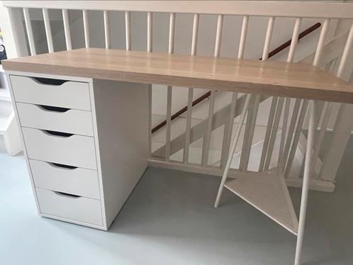 Ikea bureau met gebruikssporen, Huis en Inrichting, Bureaus, Zo goed als nieuw, Ophalen