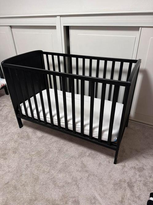 Mooi Zwart ledikant incl aerosleep matras, Kinderen en Baby's, Babywiegjes en Ledikanten, Zo goed als nieuw, Ledikant, Ophalen