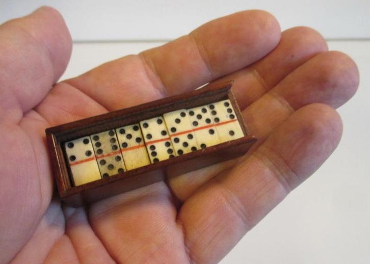 zeldzaam : superkleine domino stenen voor poppenhuis poppen, Antiek en Kunst, Antiek | Speelgoed, Verzenden