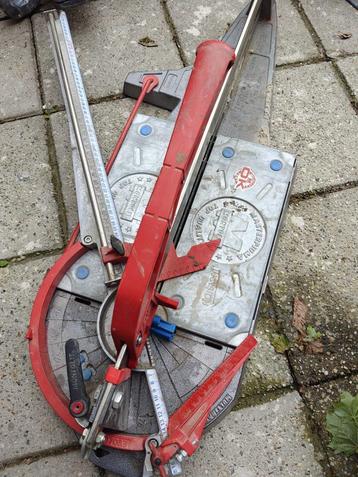 Tegelsnijder beschikbaar voor biedingen