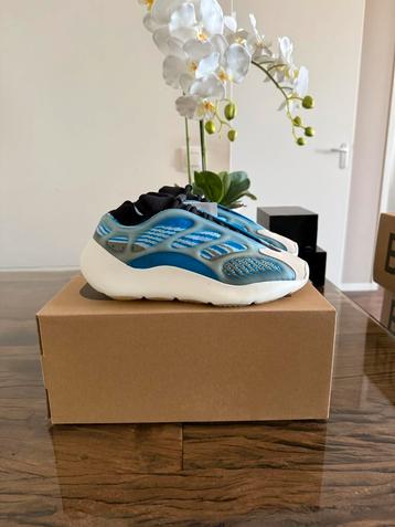 adidas Yeezy 700 V3 Arzareth 37 1/3 beschikbaar voor biedingen