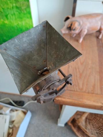 Antieke kleine molen beschikbaar voor biedingen