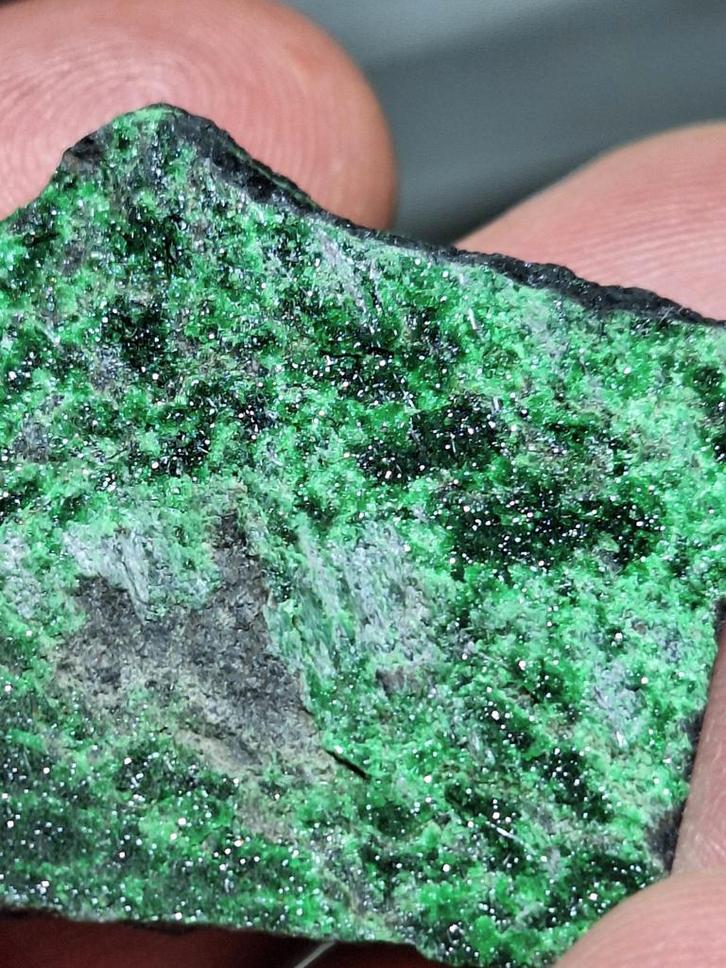 UVAROVIET GRANAAT, RUSLAND, Verzamelen, Mineralen en Fossielen, Ophalen of Verzenden