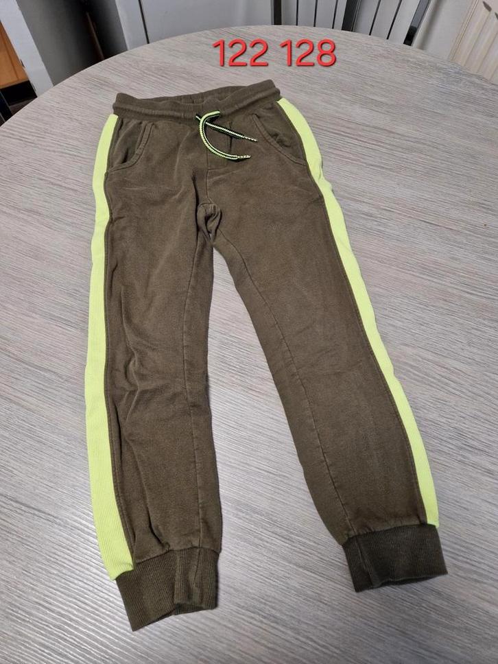 Joggingbroek maat 122 128 hema groen, Kinderen en Baby's, Kinderkleding | Maat 122, Zo goed als nieuw, Jongen, Broek, Ophalen of Verzenden