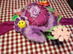 Hoed samengesteld met diverse attributen carnaval. Leuk voor, Ophalen of Verzenden, Gedragen, Carnaval, Accessoires