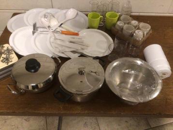 Diverse bestek ,borden ,glazen ,pannen voor de camping beschikbaar voor biedingen